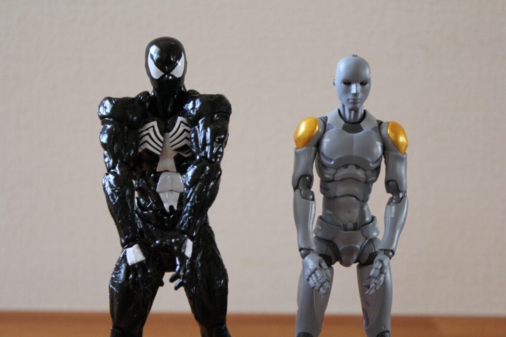 肩を前に閉じたポーズを正面から見た比較