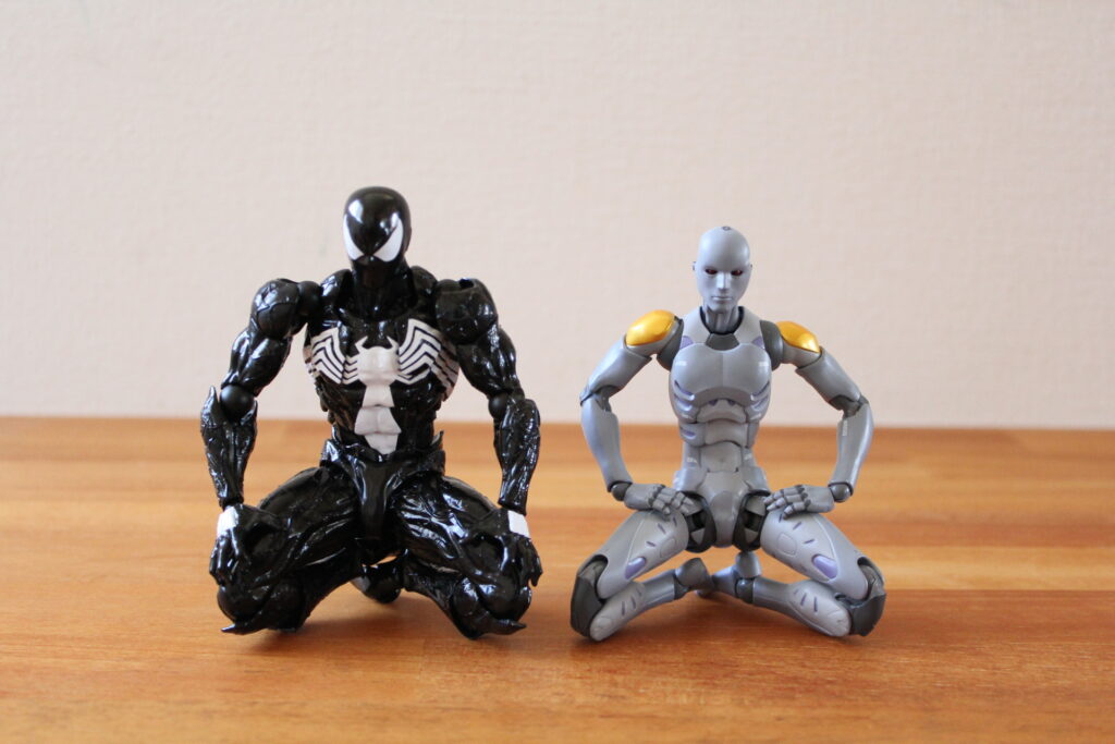 正座をするシンビオート・スパイダーマン