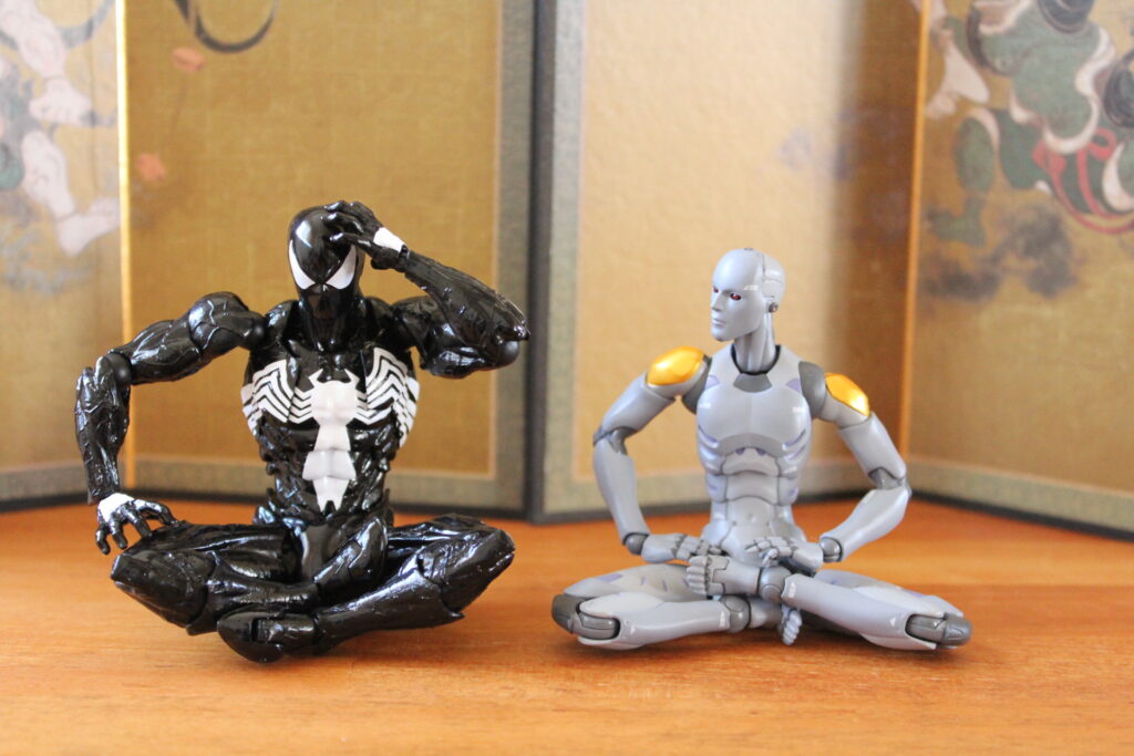あぐらをかくシンビオート・スパイダーマン