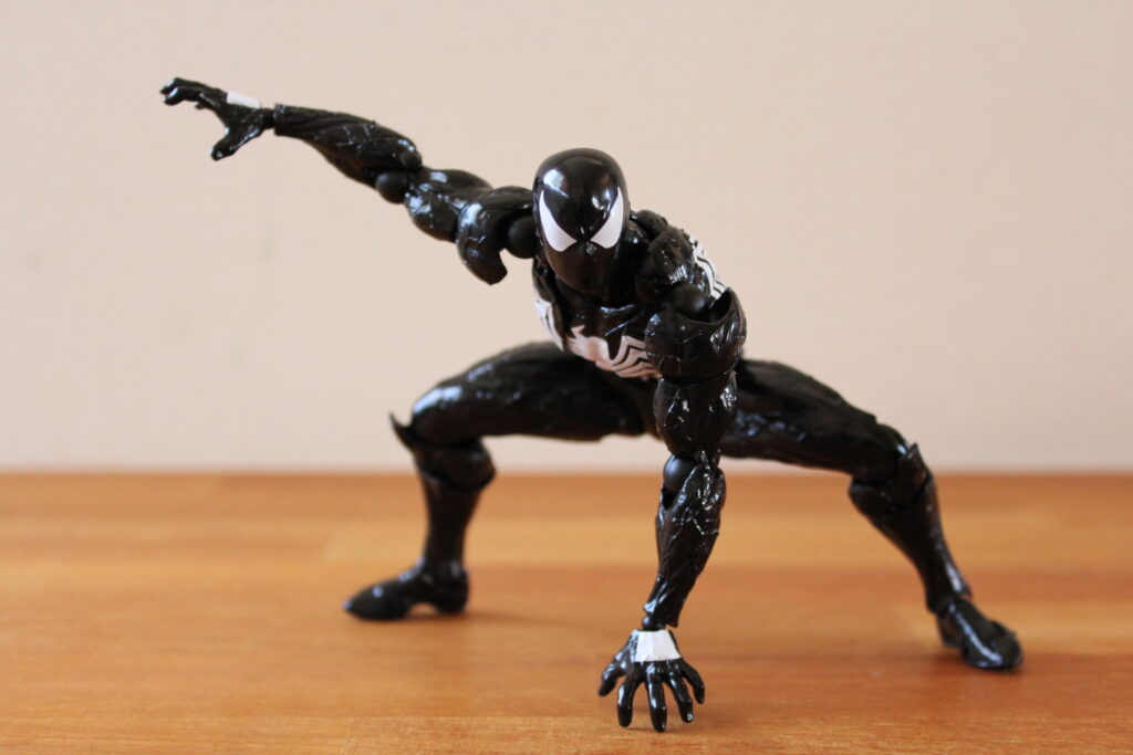 東映版風のポーズを取らせたシンビオート・スパイダーマン